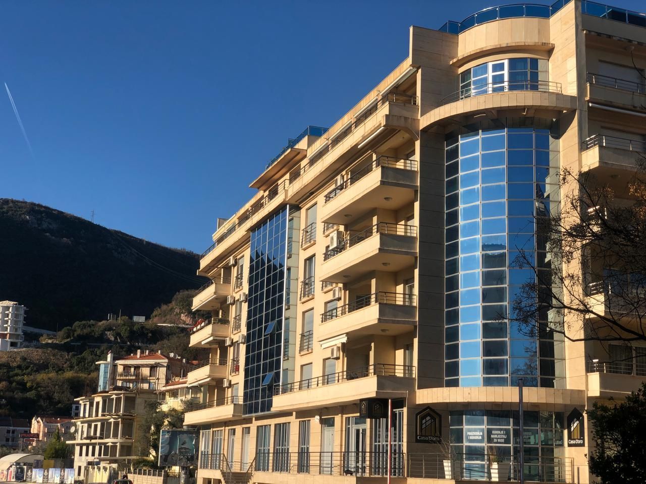 amforaproperty.com/Dvosoban stan sa parking mestom i pogledom na more na atraktivnoj lokaciji u Bečićima (NA DUZI PERIOD)