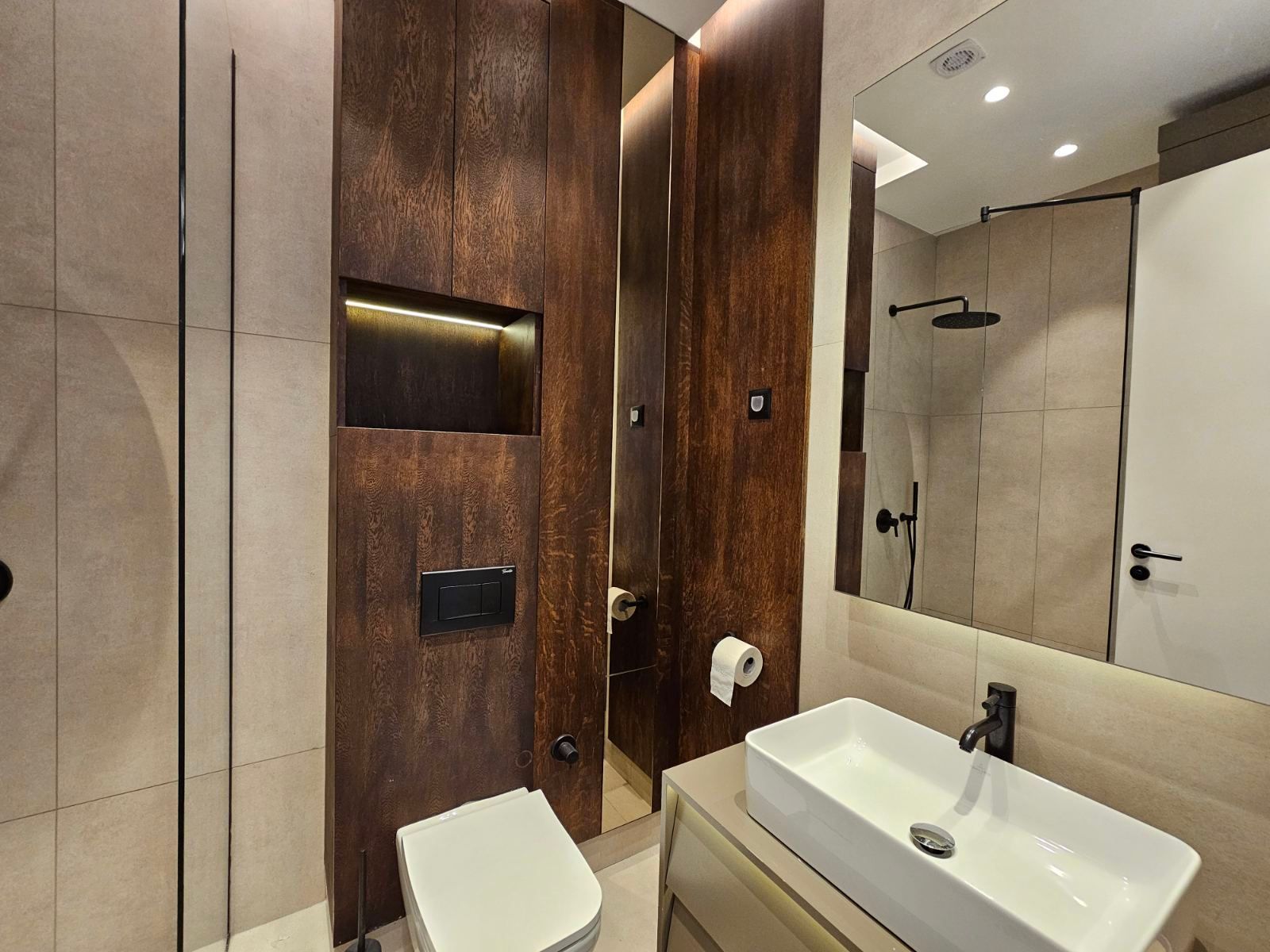 amforaproperty.com/Luksuzan jednosoban stan 51m² na prvoj liniji u Bečićima – Pogled na more