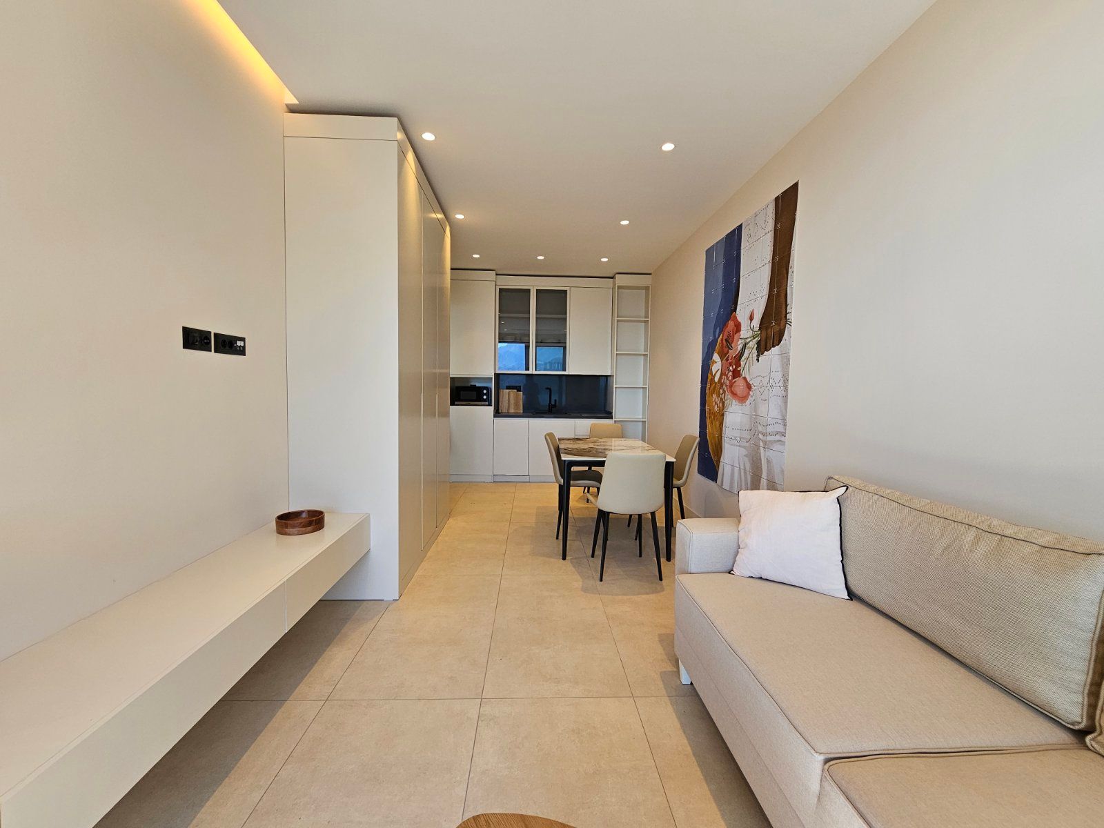 amforaproperty.com/Luksuzan jednosoban stan 51m² na prvoj liniji u Bečićima – Pogled na more
