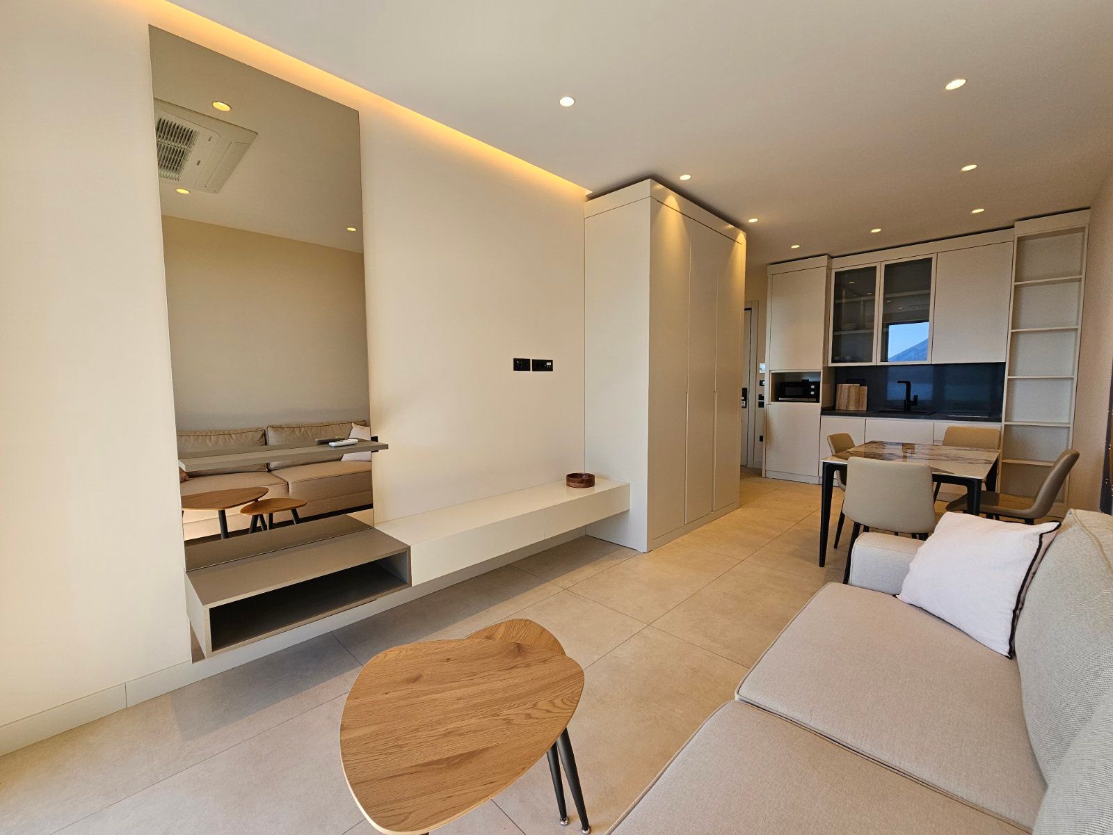 amforaproperty.com/Luksuzan jednosoban stan 51m² na prvoj liniji u Bečićima – Pogled na more