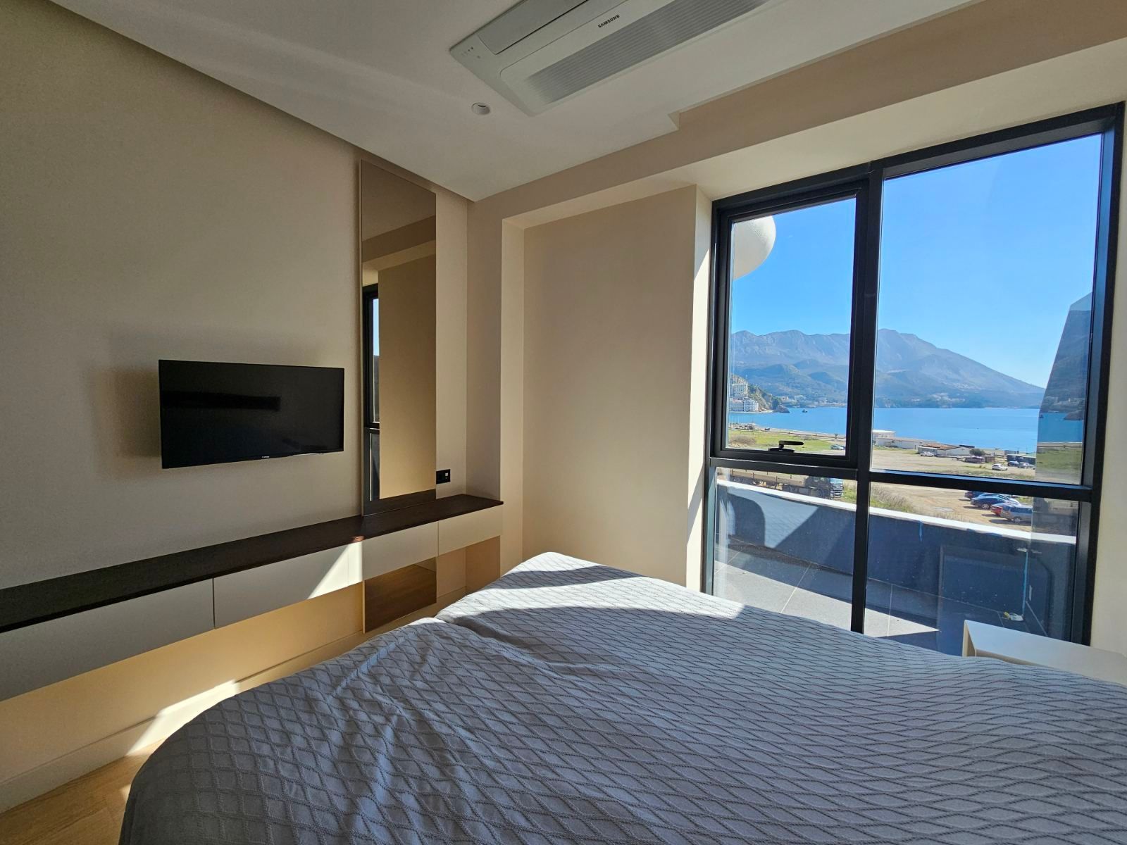 amforaproperty.com/Luksuzan jednosoban stan 51m² na prvoj liniji u Bečićima – Pogled na more