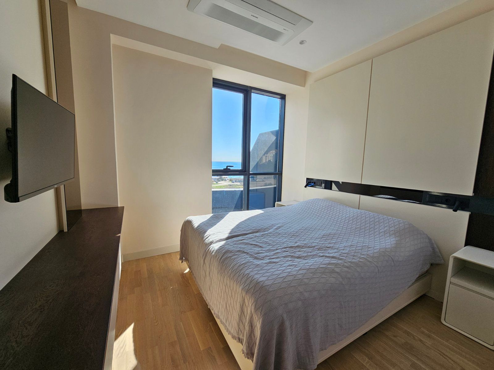 amforaproperty.com/Luksuzan jednosoban stan 51m² na prvoj liniji u Bečićima – Pogled na more