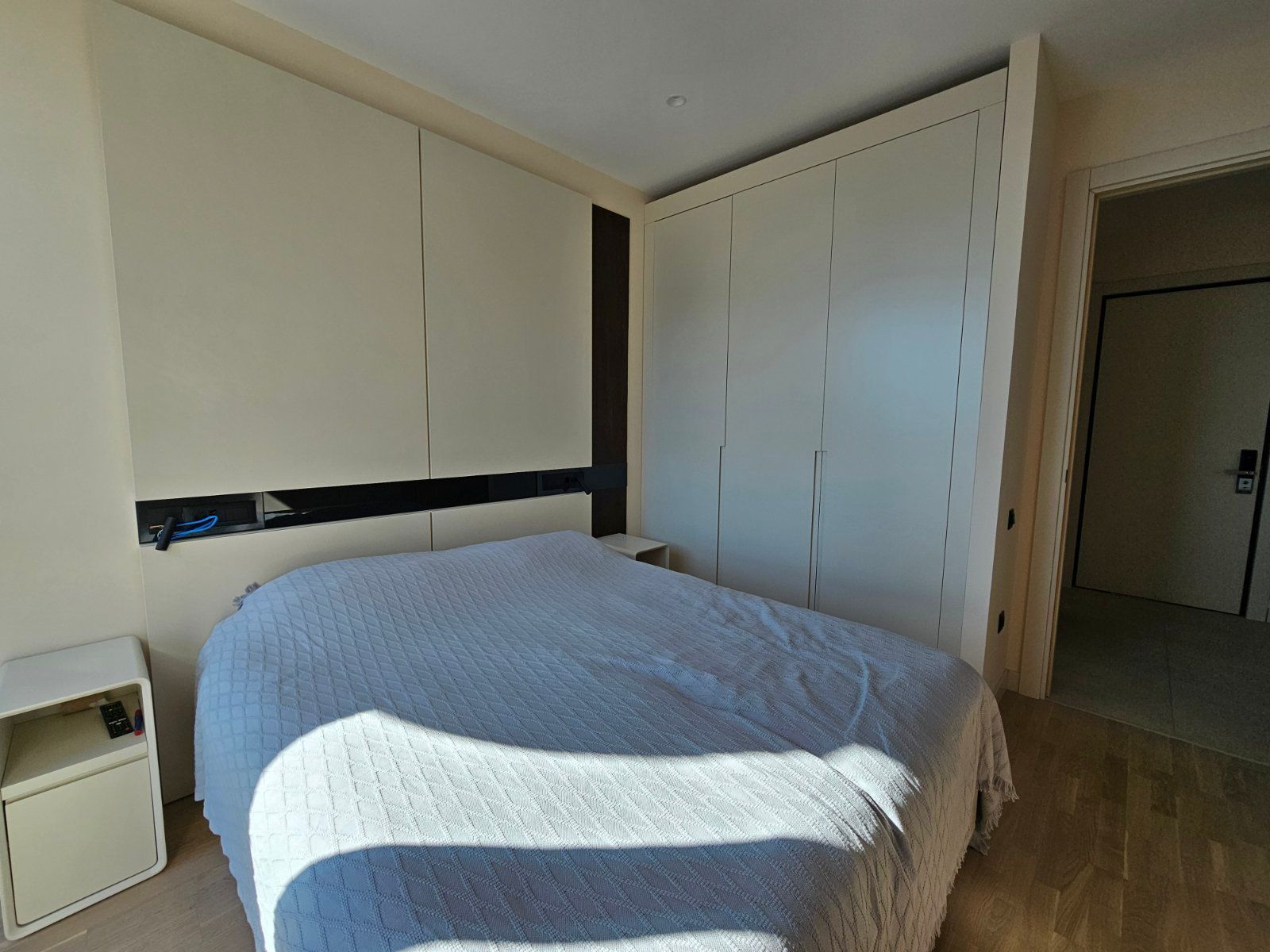 amforaproperty.com/Luksuzan jednosoban stan 51m² na prvoj liniji u Bečićima – Pogled na more