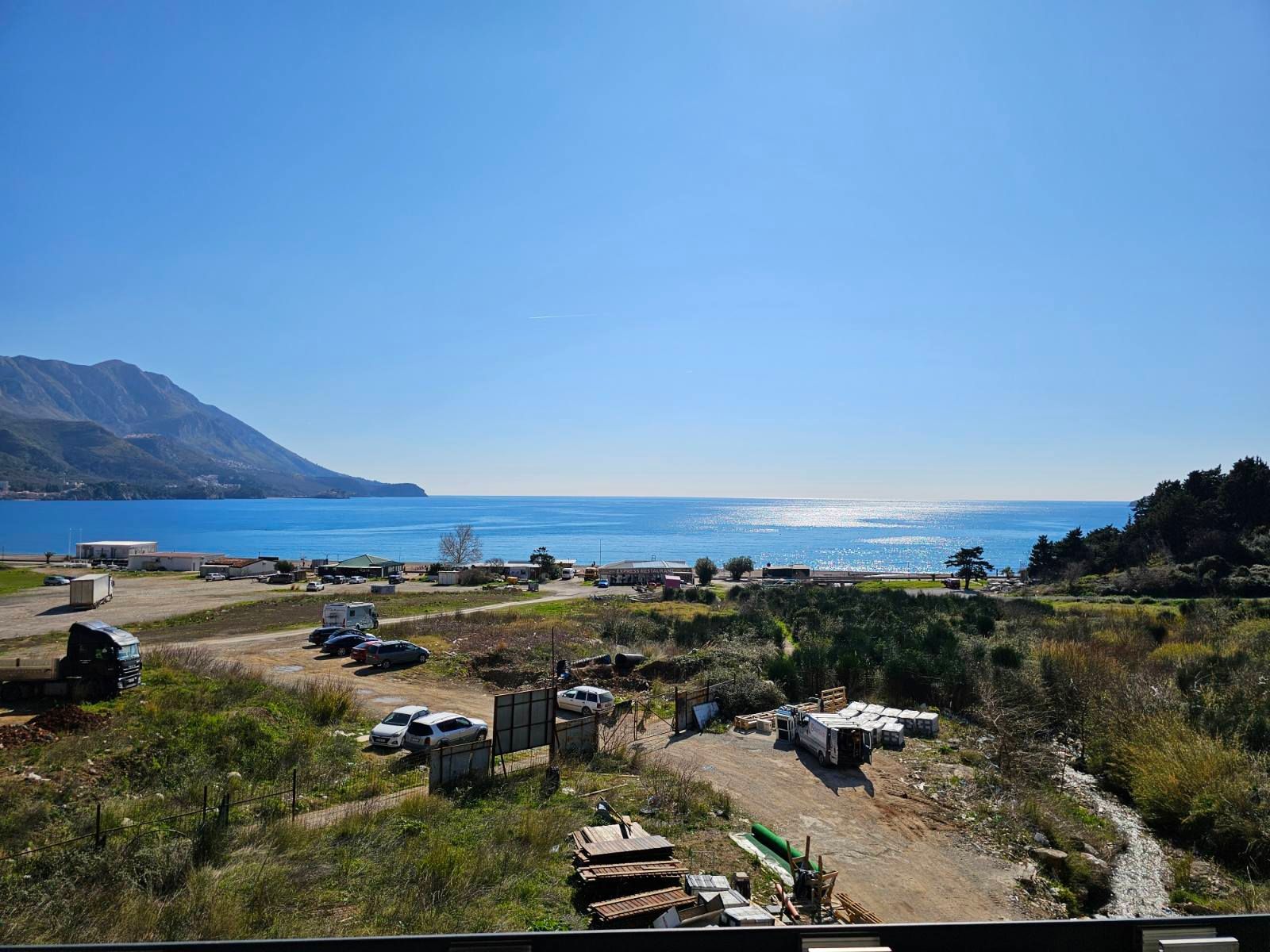 amforaproperty.com/Luksuzan jednosoban stan 51m² na prvoj liniji u Bečićima – Pogled na more