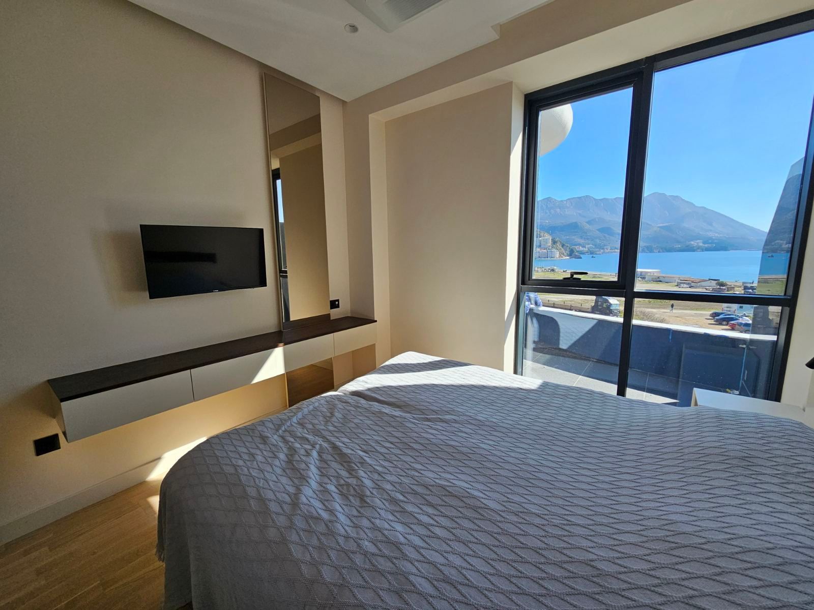 amforaproperty.com/Luksuzan jednosoban stan 51m² na prvoj liniji u Bečićima – Pogled na more