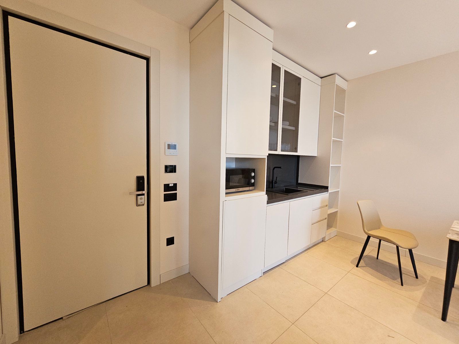 amforaproperty.com/Luksuzan jednosoban stan 51m² na prvoj liniji u Bečićima – Pogled na more
