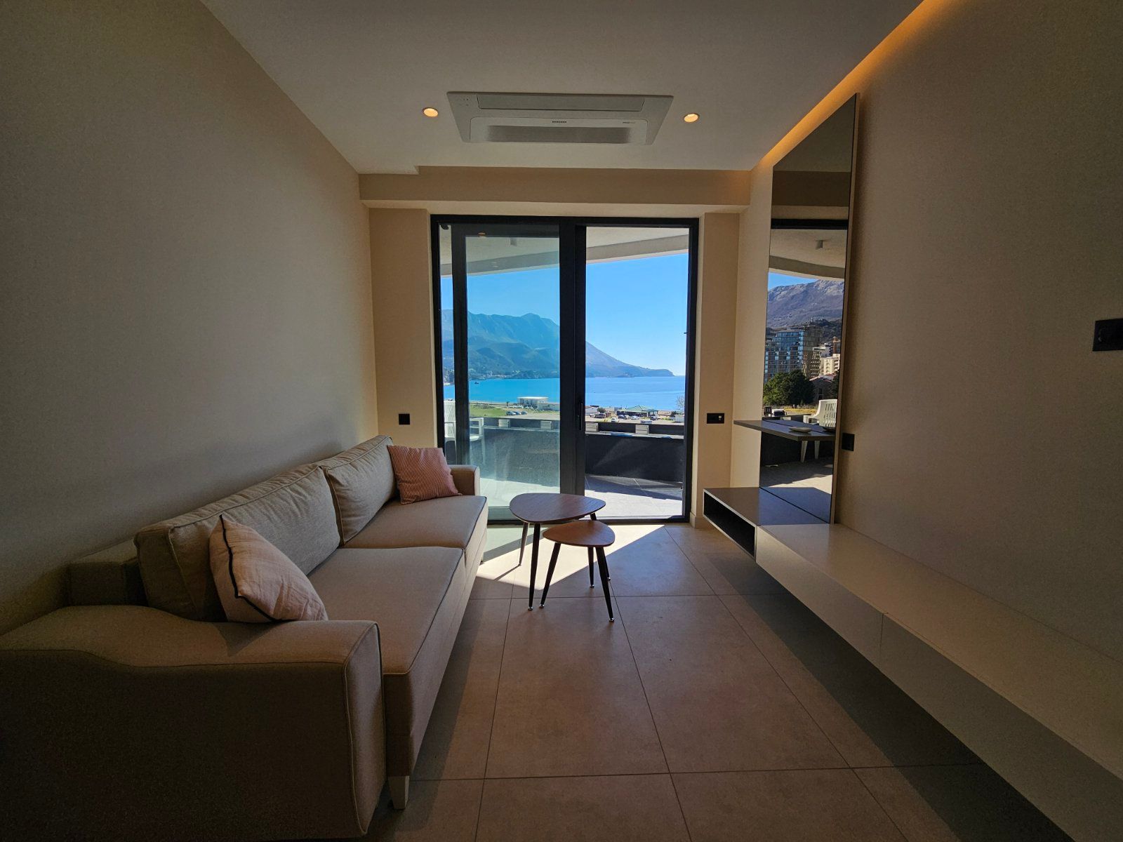 amforaproperty.com/Luksuzan jednosoban stan 51m² na prvoj liniji u Bečićima – Pogled na more
