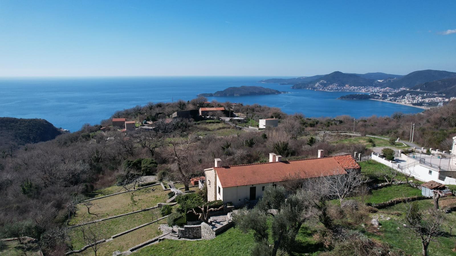 Prodaja autentičnih kamenih kuća 370 m² sa dvorištem 2.500 m² – Čelobrdo, Sveti Stefan - Amfora Real Estate
