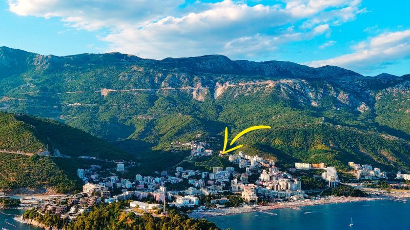 Urbanizovan plac sa pogledom na more 8.960m² za zajedničku gradnju (25%) – Ivanovići, Bečići - Amfora Real Estate