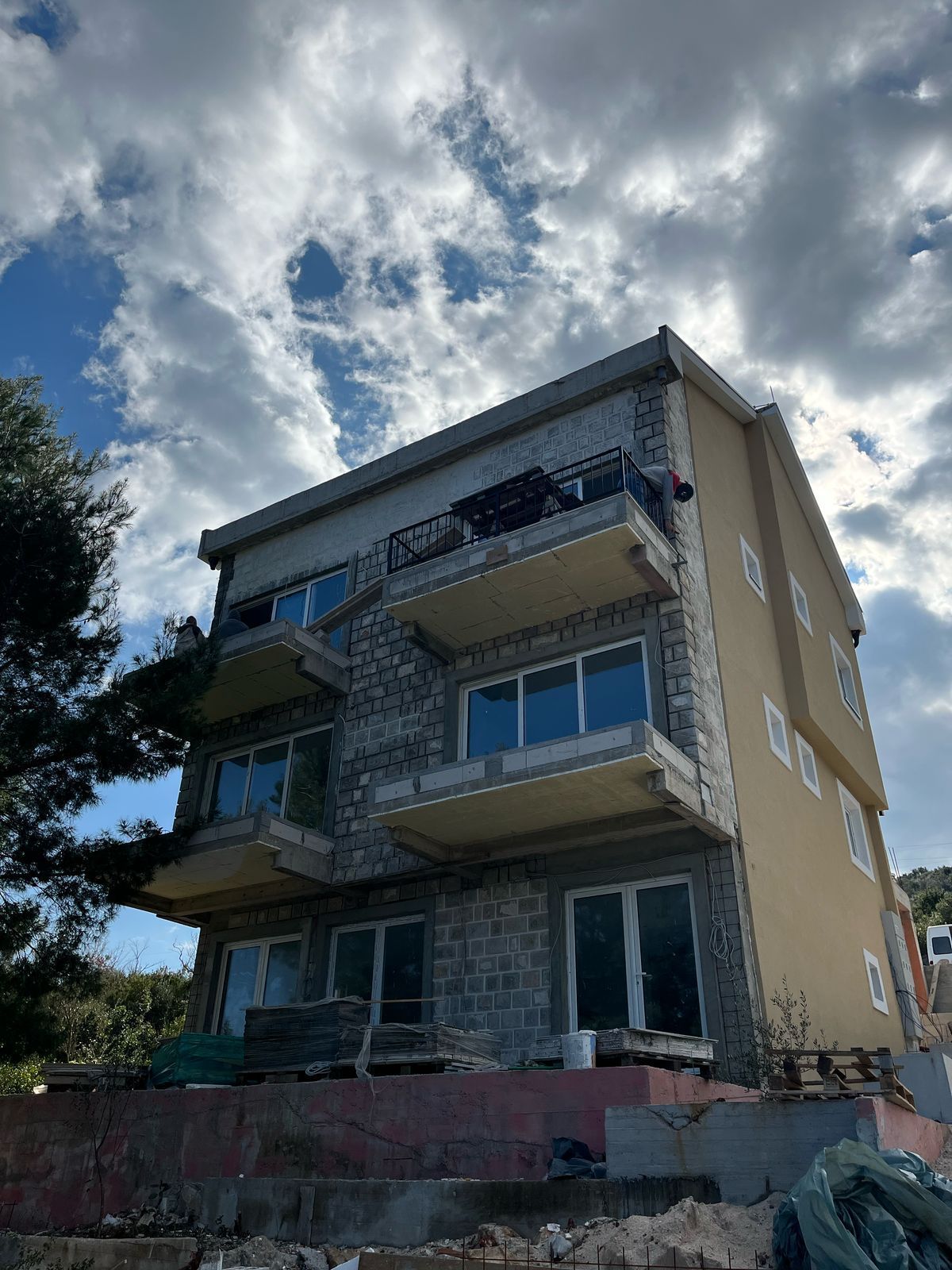 amforaproperty.com/Novi Jednosoban Stan 38m² sa Pogledom na More i Parking Mestom – Tivat, Krašići