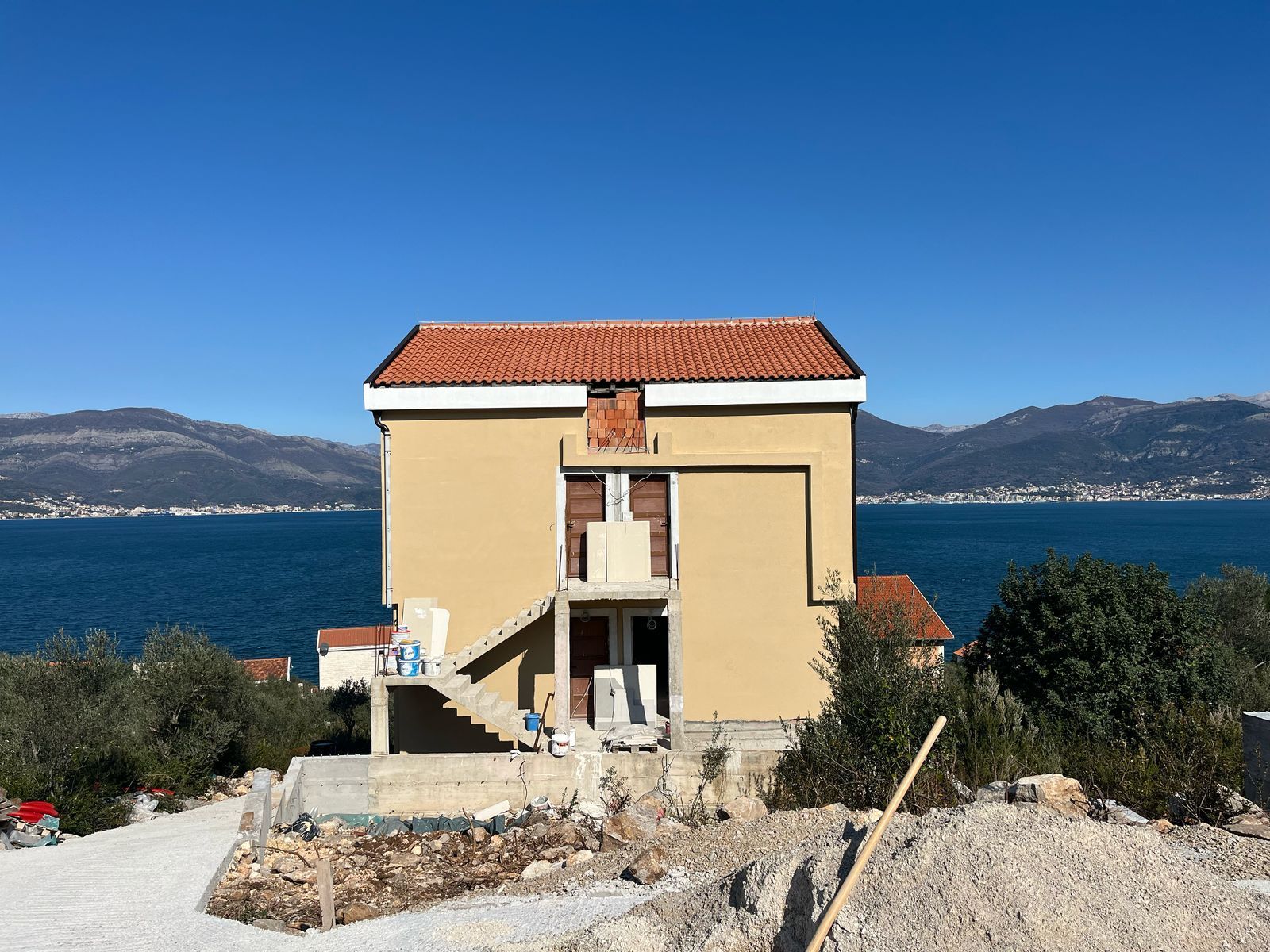 amforaproperty.com/Novi Jednosoban Stan 38m² sa Pogledom na More i Parking Mestom – Tivat, Krašići