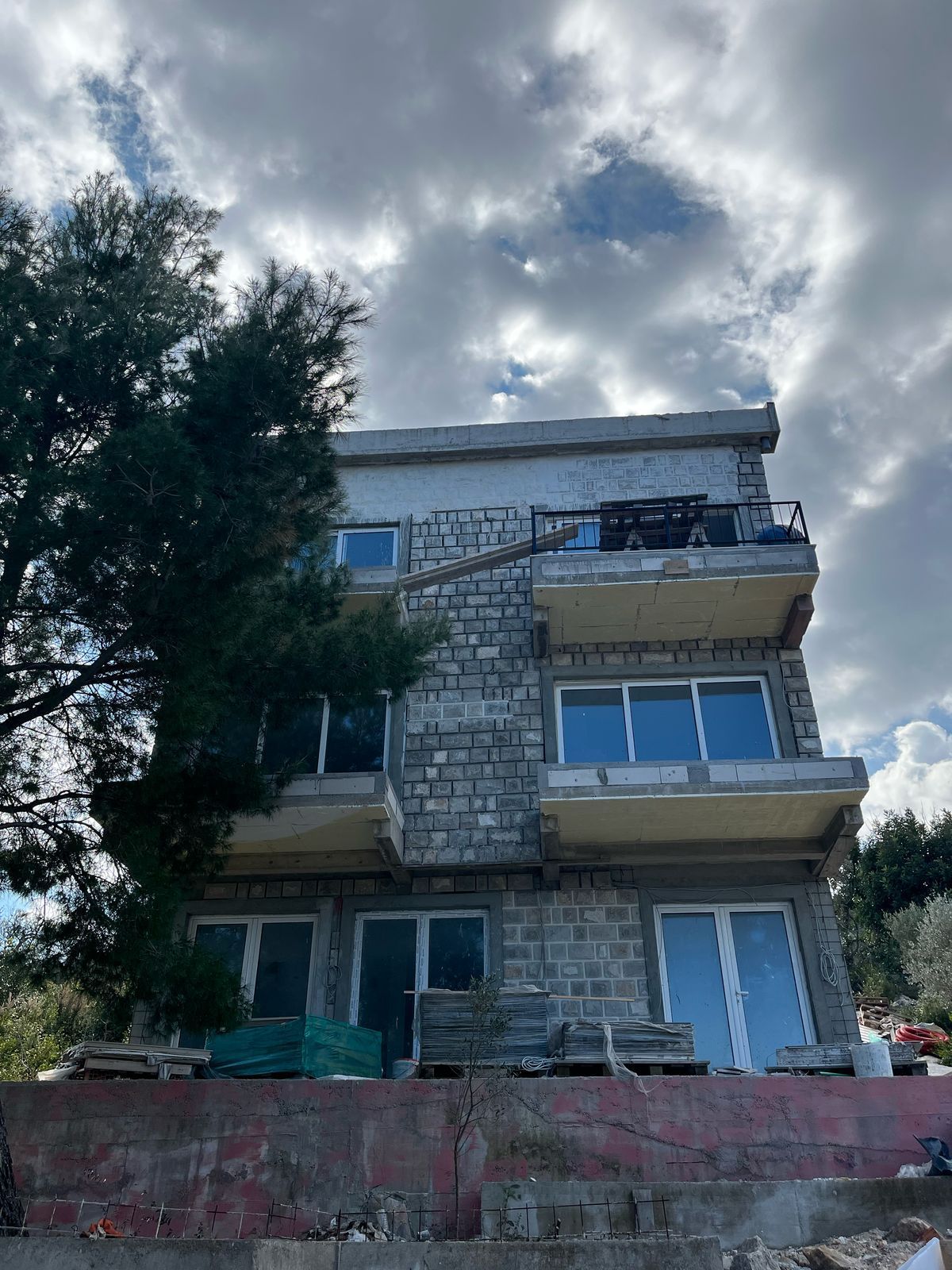 amforaproperty.com/Novi Jednosoban Stan 38m² sa Pogledom na More i Parking Mestom – Tivat, Krašići