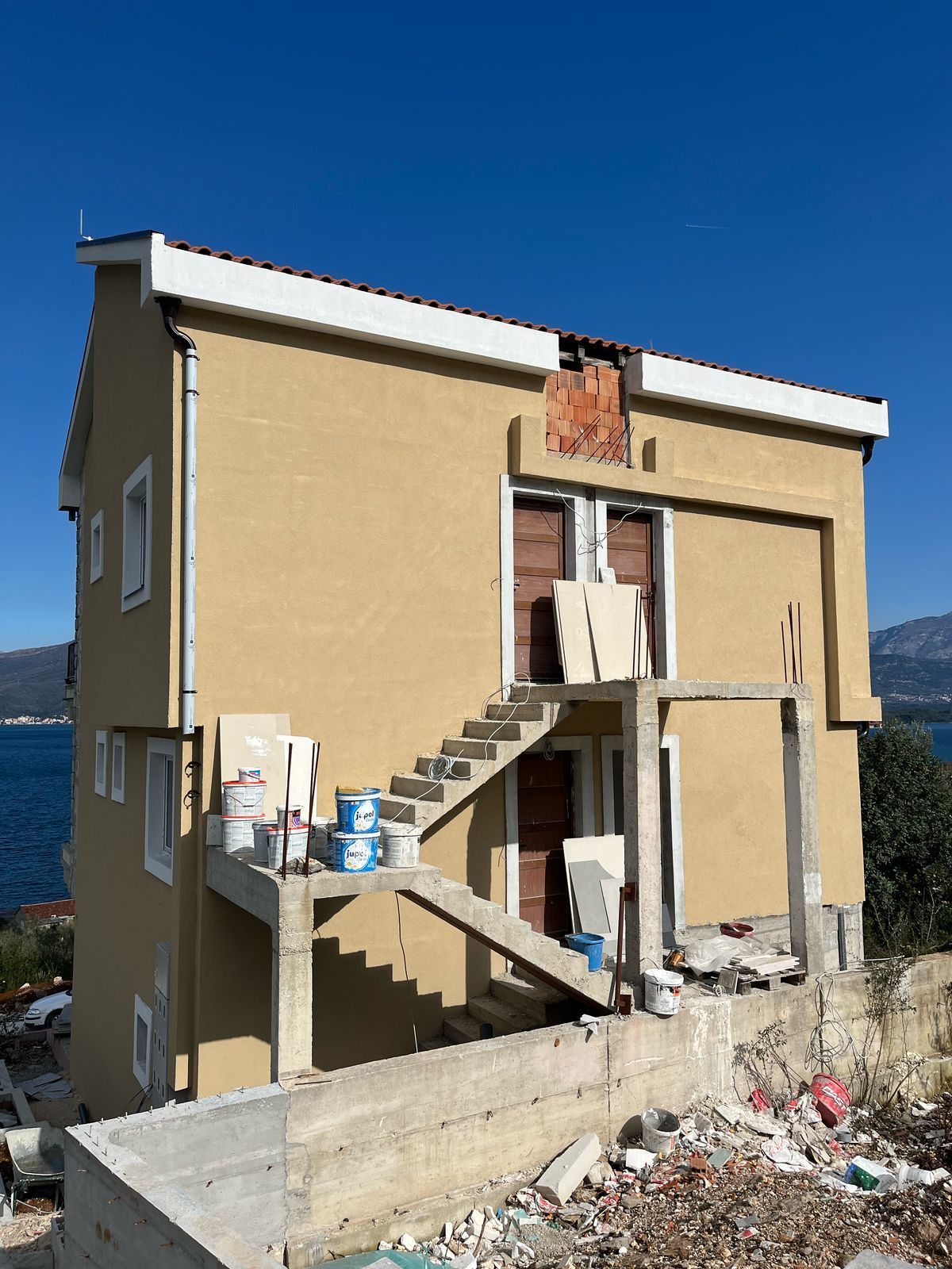 amforaproperty.com/Novi Jednosoban Stan 38m² sa Pogledom na More i Parking Mestom – Tivat, Krašići