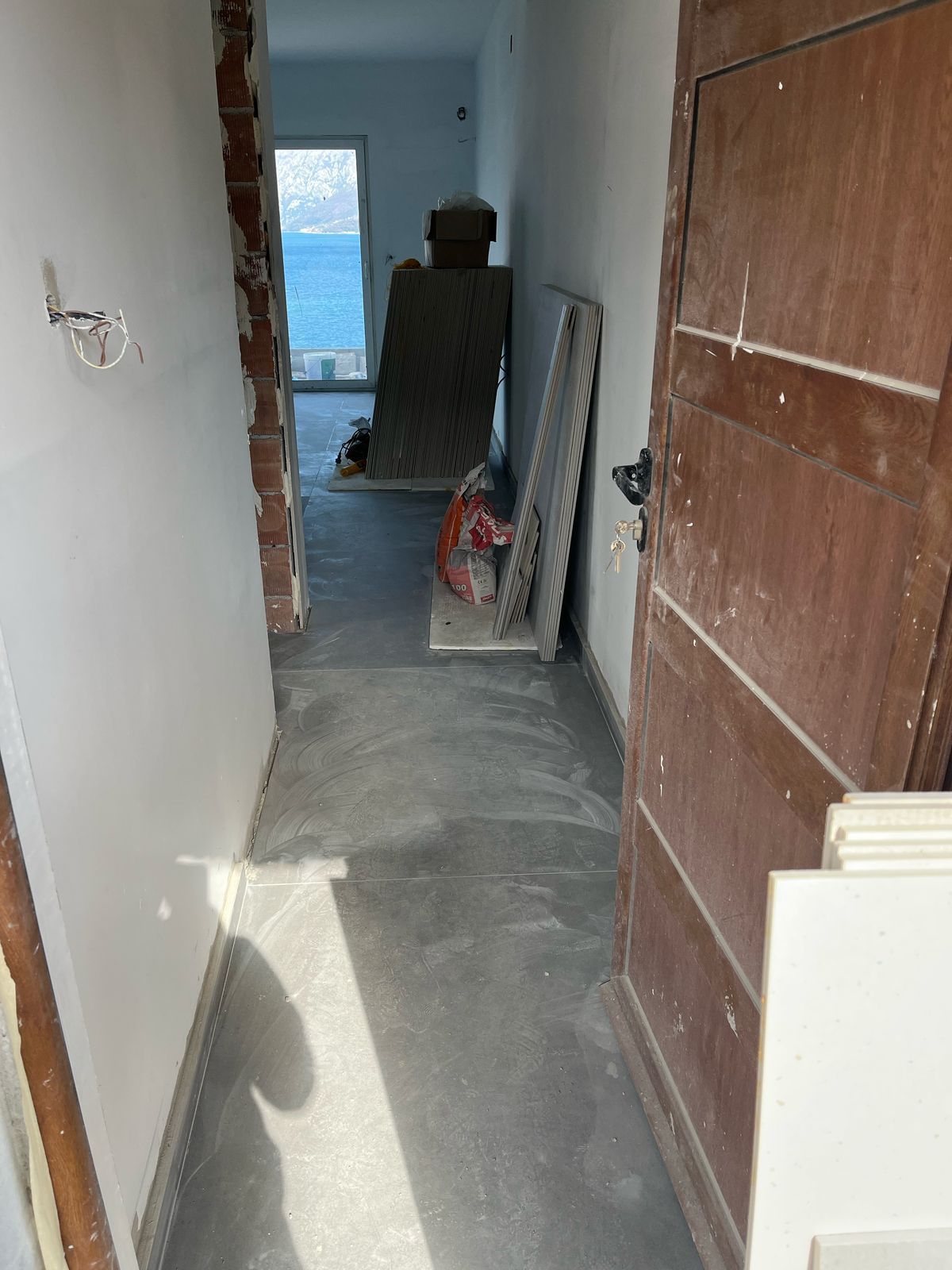 amforaproperty.com/Novi Jednosoban Stan 38m² sa Pogledom na More i Parking Mestom – Tivat, Krašići