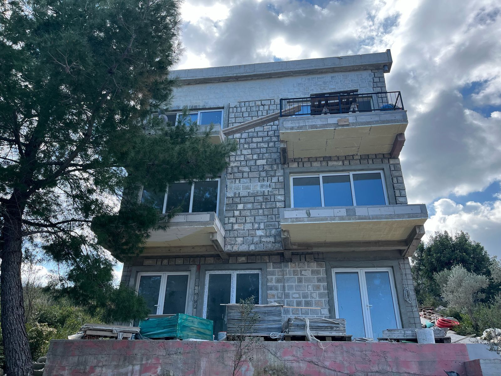 amforaproperty.com/Novi Jednosoban Stan 38m² sa Pogledom na More i Parking Mestom – Tivat, Krašići