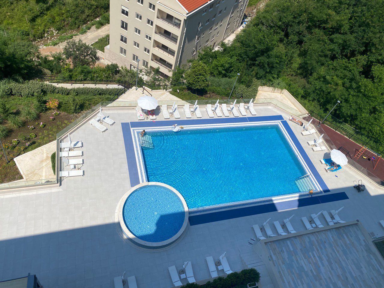 amforaproperty.com/Dvosoban nov moderno opremljen stan 70m2 sa pogledom na more u kompleksu sa bazenom Becici
