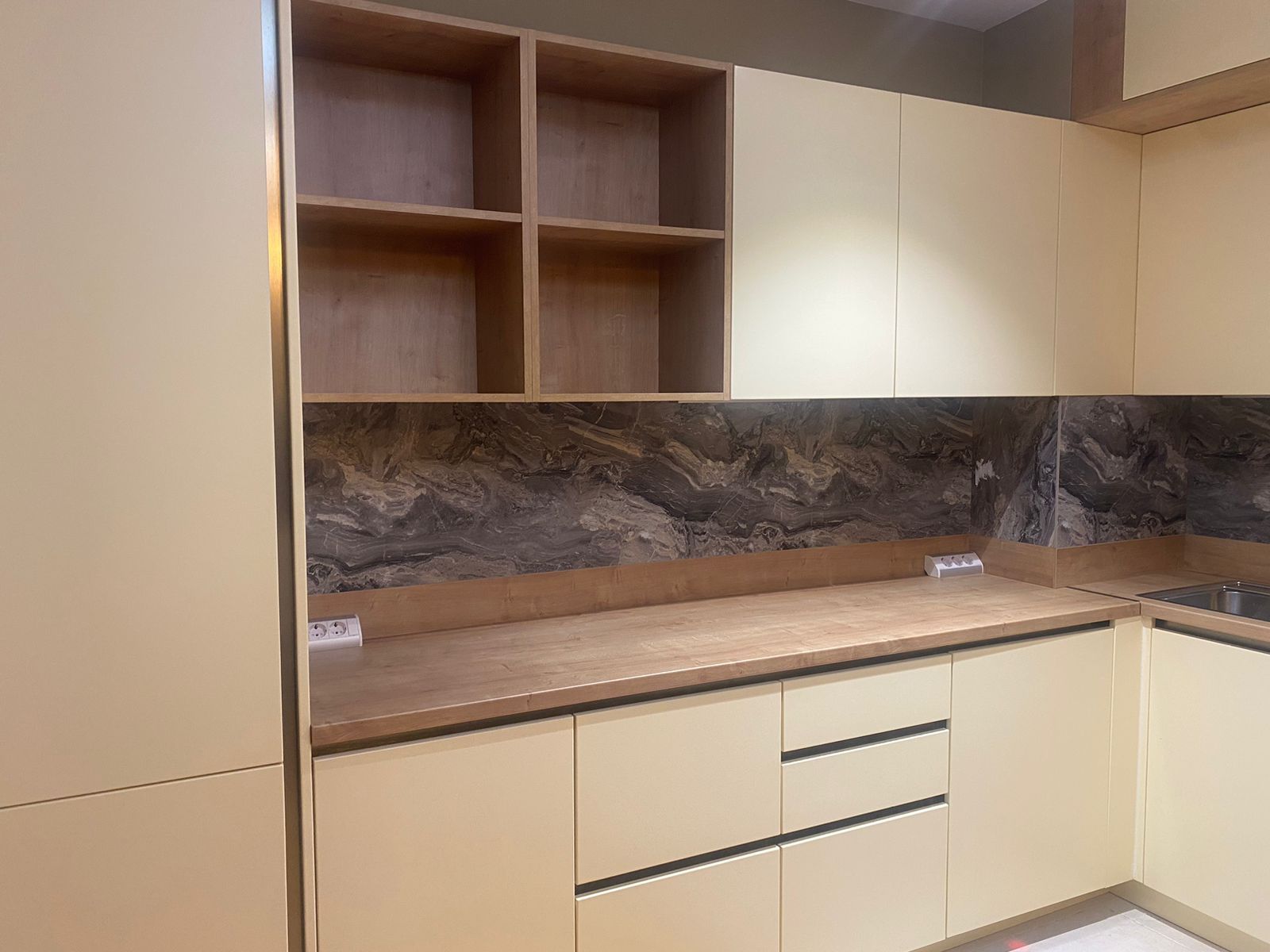 amforaproperty.com/Dvosoban nov moderno opremljen stan 70m2 sa pogledom na more u kompleksu sa bazenom Becici