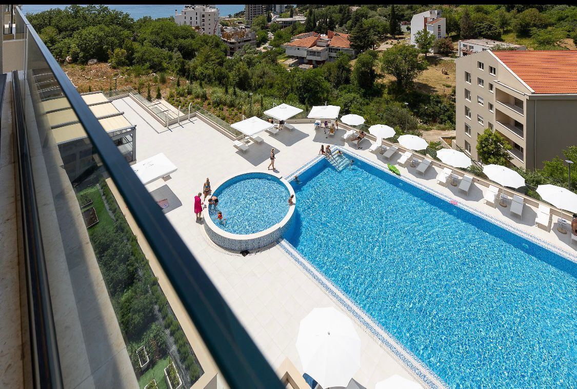 amforaproperty.com/Dvosoban nov moderno opremljen stan 70m2 sa pogledom na more u kompleksu sa bazenom Becici