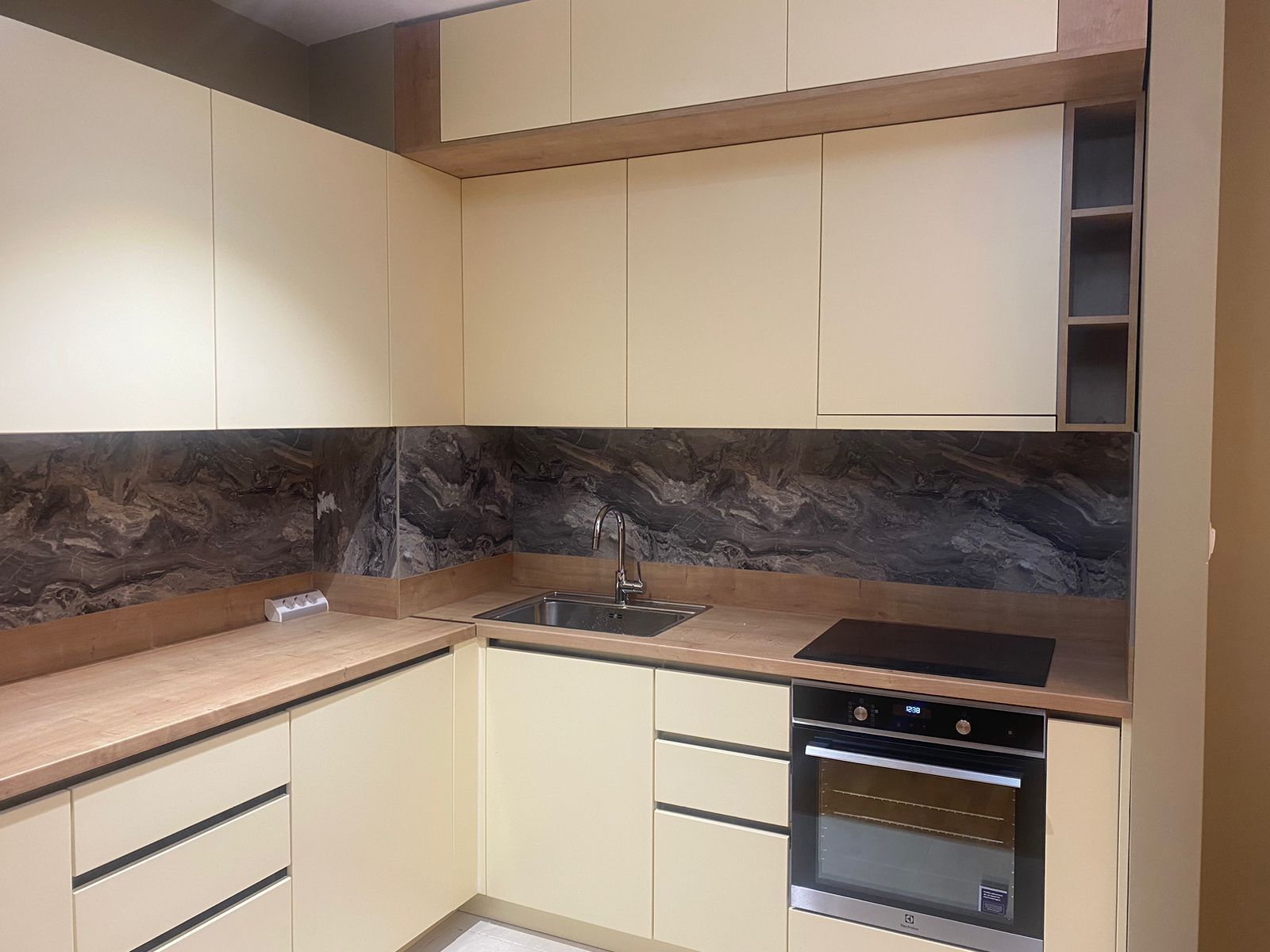amforaproperty.com/Dvosoban nov moderno opremljen stan 70m2 sa pogledom na more u kompleksu sa bazenom Becici