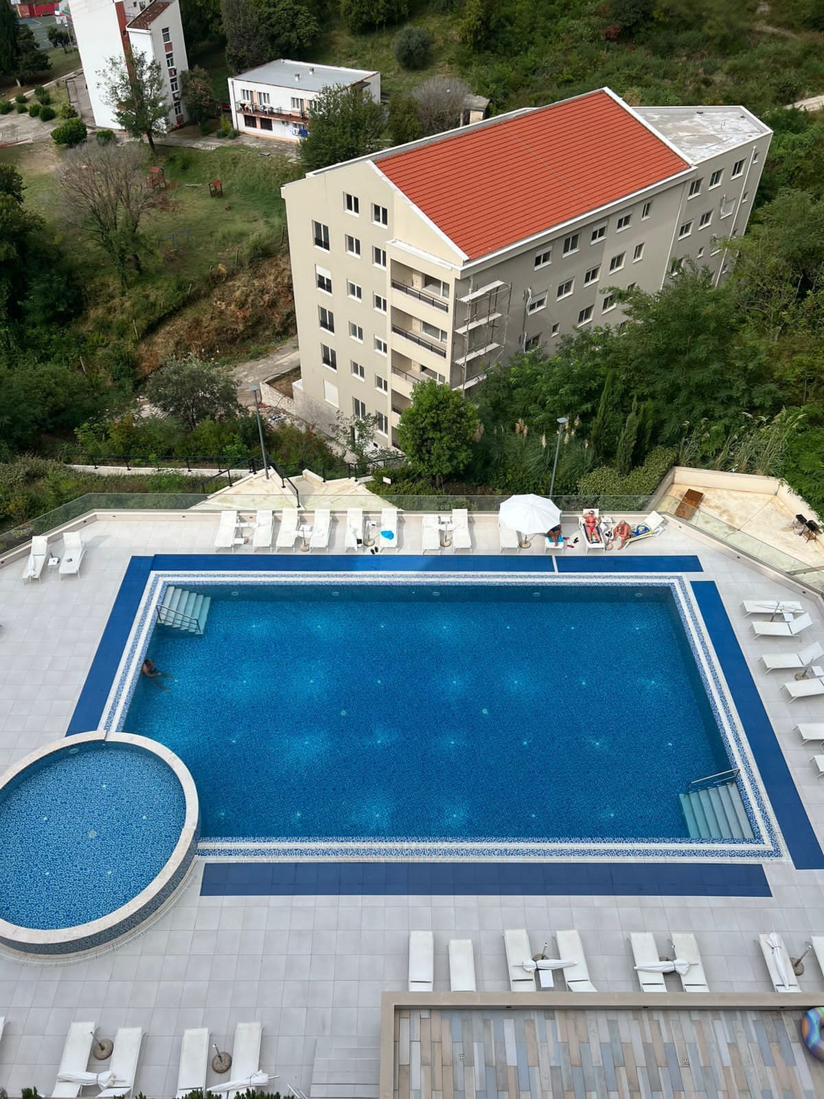 amforaproperty.com/Dvosoban nov moderno opremljen stan 70m2 sa pogledom na more u kompleksu sa bazenom Becici