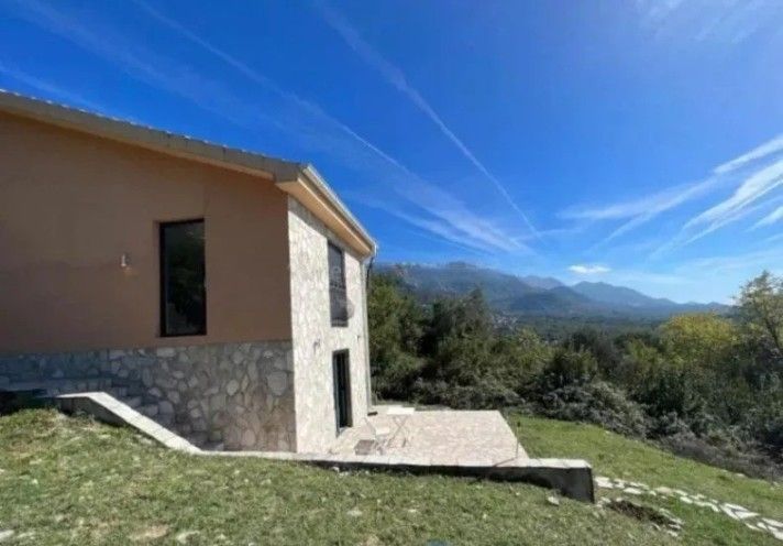 Kuća s Velikim Imanjem i Pogledom na More u Tivtu, Mrčevac - Amfora Real Estate