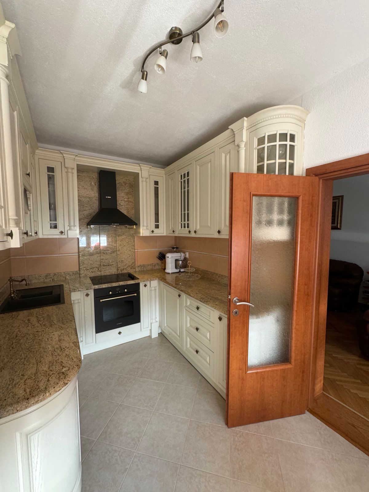 amforaproperty.com/Dvosoban stan od 60m² u Dobroti, Kotor – Renoviran, namešten, sa pogledom na more