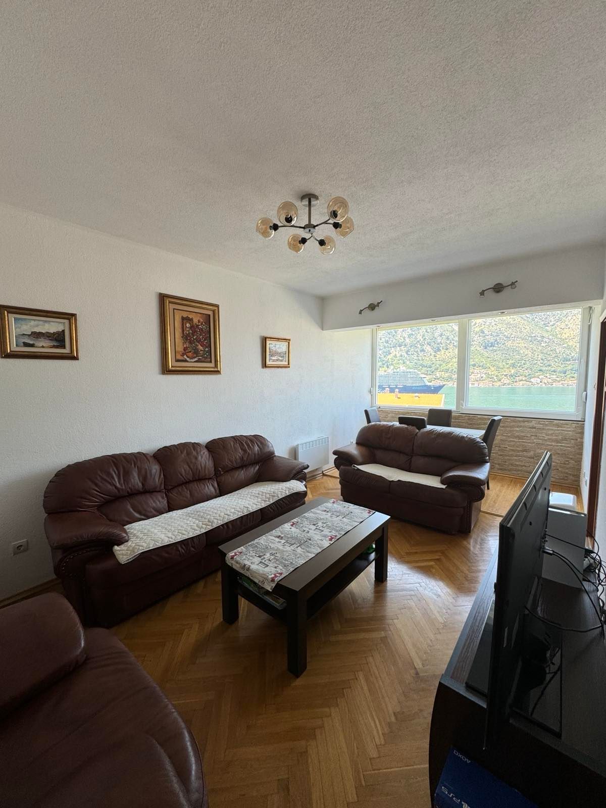 amforaproperty.com/Dvosoban stan od 60m² u Dobroti, Kotor – Renoviran, namešten, sa pogledom na more