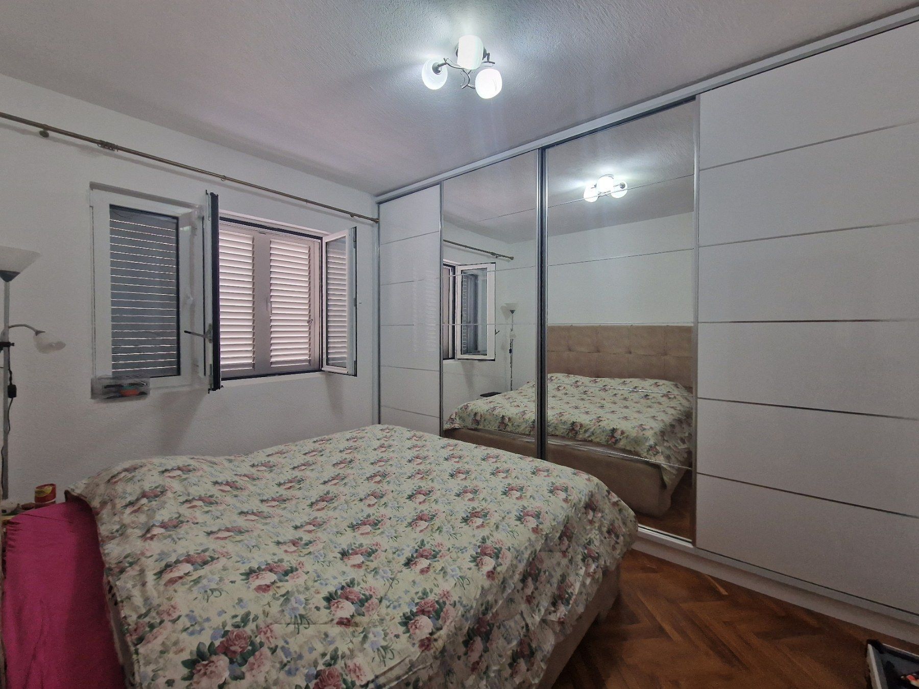amforaproperty.com/Dvosoban stan od 60m² u Dobroti, Kotor – Renoviran, namešten, sa pogledom na more