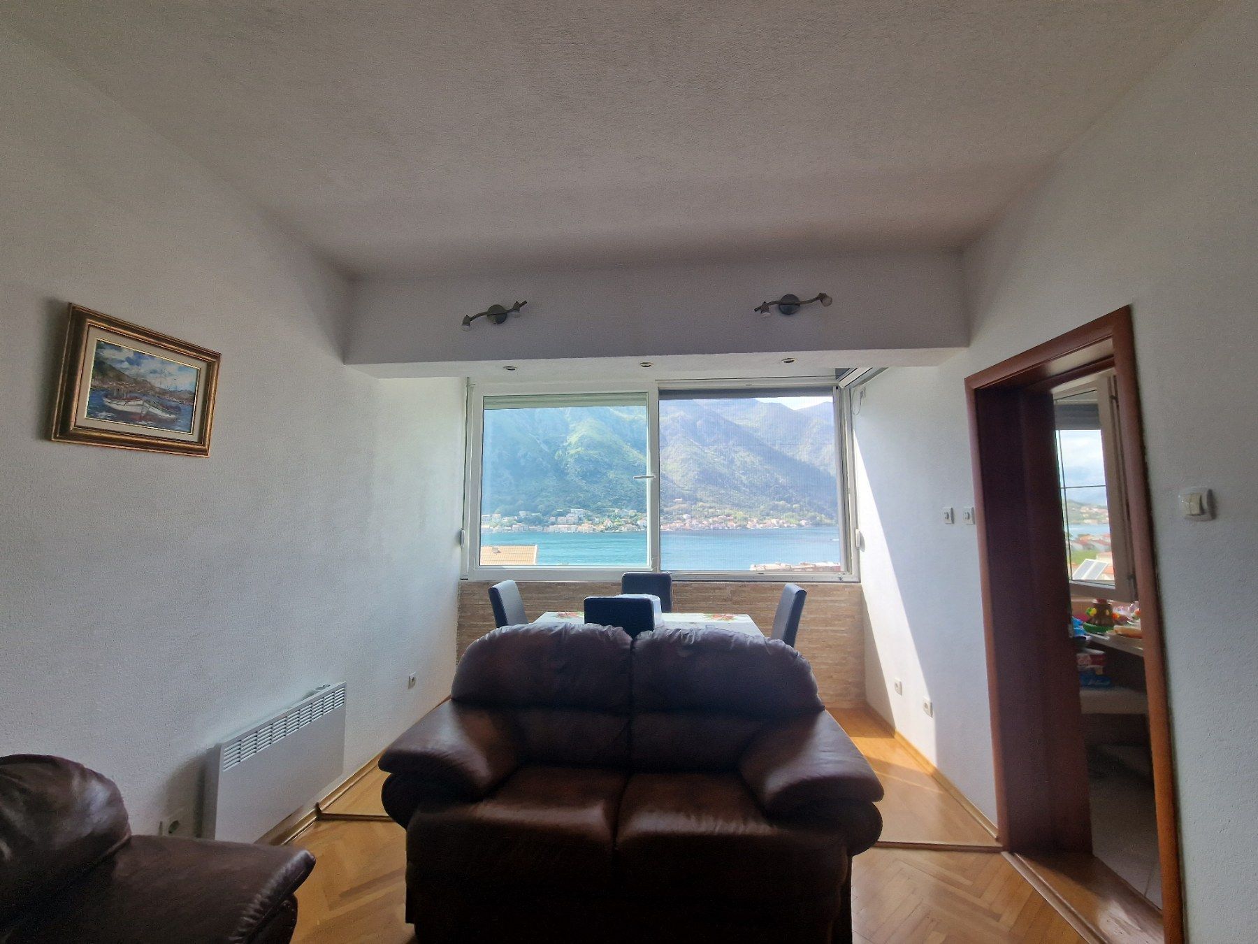 amforaproperty.com/Dvosoban stan od 60m² u Dobroti, Kotor – Renoviran, namešten, sa pogledom na more