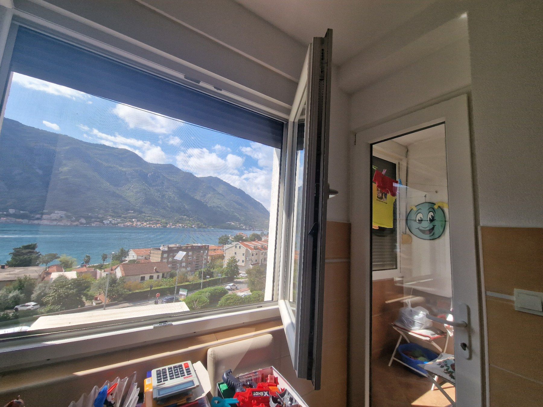 amforaproperty.com/Dvosoban stan od 60m² u Dobroti, Kotor – Renoviran, namešten, sa pogledom na more