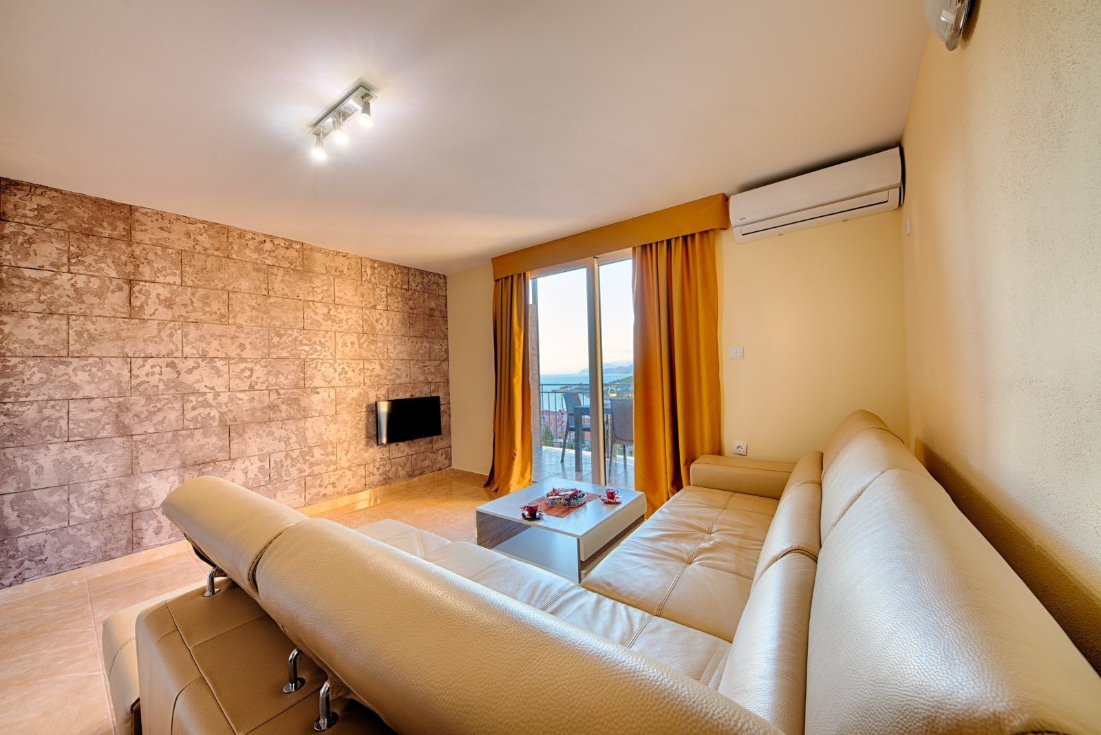 amforaproperty.com/Mini-hotel sa bazenom i panoramskim pogledom na more na prodaju, Utjeha, Bar – Idealna investicija, 416 m²
