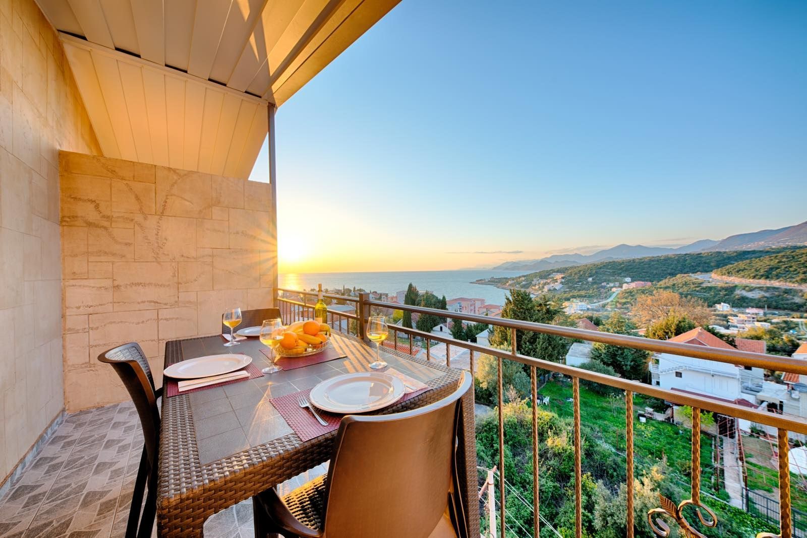 amforaproperty.com/Mini-hotel sa bazenom i panoramskim pogledom na more na prodaju, Utjeha, Bar – Idealna investicija, 416 m²