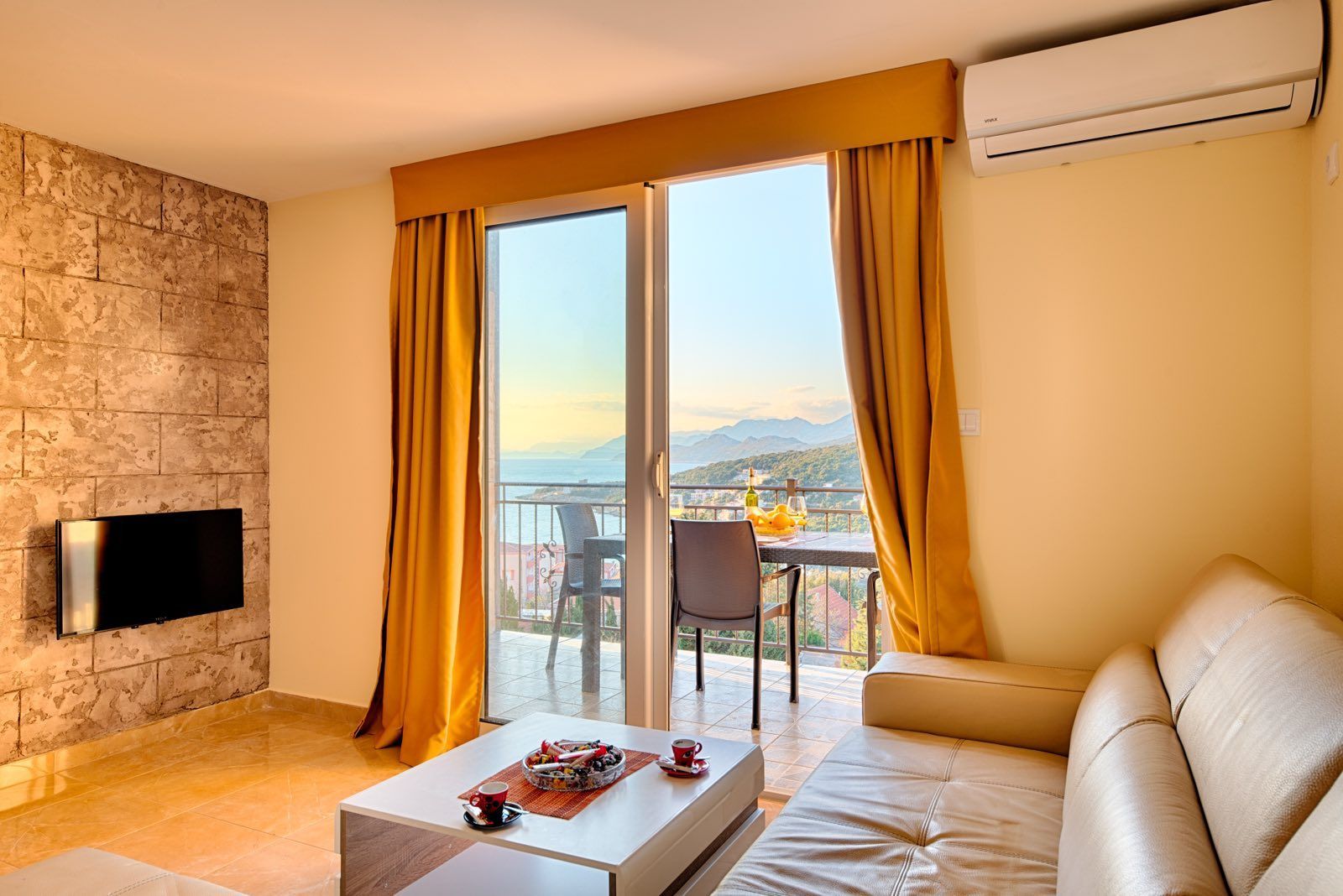 amforaproperty.com/Mini-hotel sa bazenom i panoramskim pogledom na more na prodaju, Utjeha, Bar – Idealna investicija, 416 m²