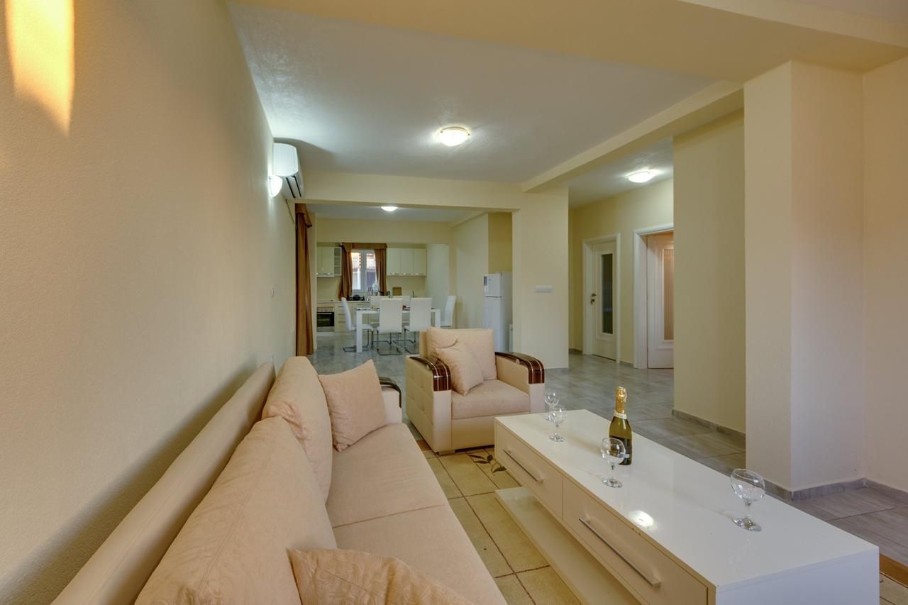 amforaproperty.com/Mini-hotel sa bazenom i panoramskim pogledom na more na prodaju, Utjeha, Bar – Idealna investicija, 416 m²