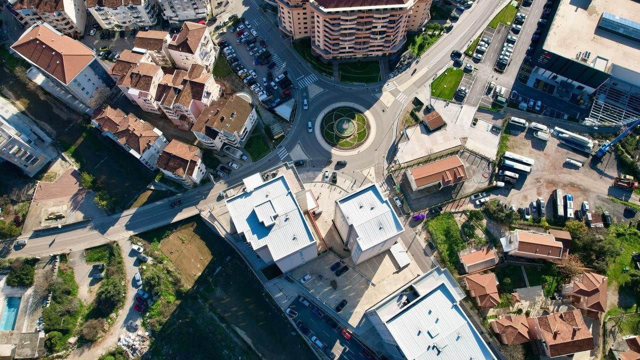 HITNA PRODAJA: Plac kod šoping centra Mega Mall i kružnog toka, Rozino, Budva – 480 m² - Amfora Real Estate