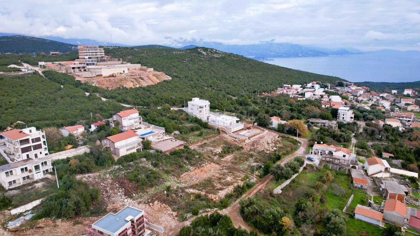 amforaproperty.com/Urbanizovan plac 480m2 sa pogledom na more- Krimovica,Kotor