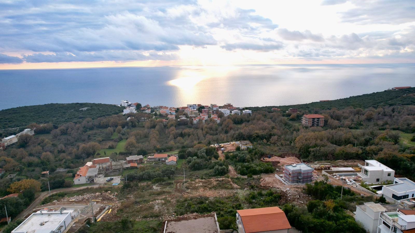 amforaproperty.com/Urbanizovan plac 480m2 sa pogledom na more- Krimovica,Kotor