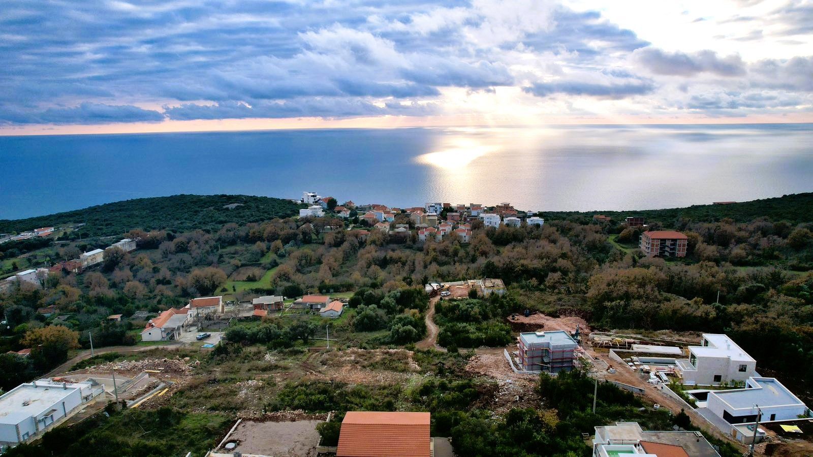 amforaproperty.com/Urbanizovan plac 480m2 sa pogledom na more- Krimovica,Kotor