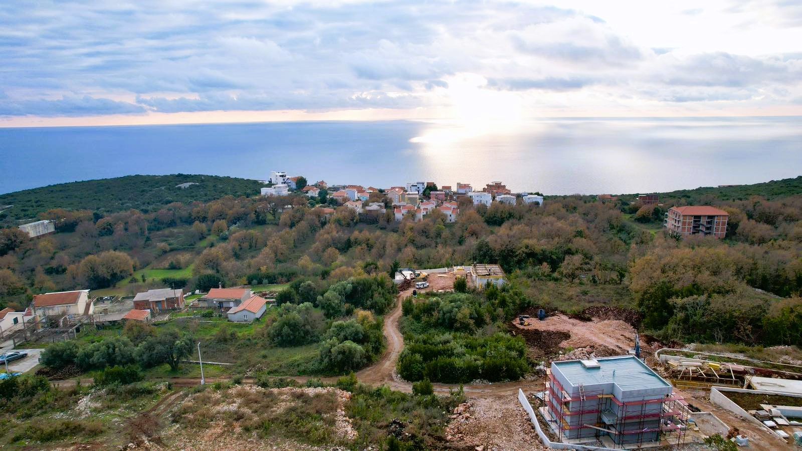 amforaproperty.com/Urbanizovan plac 480m2 sa pogledom na more- Krimovica,Kotor