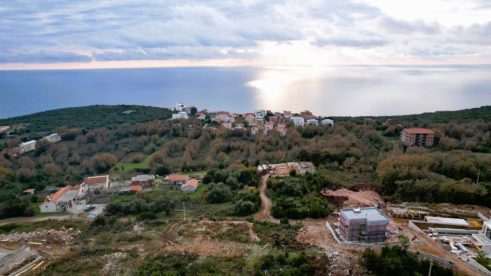 amforaproperty.com/Urbanizovan plac 480m2 sa pogledom na more- Krimovica,Kotor