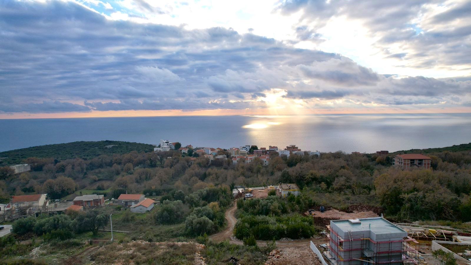 amforaproperty.com/Urbanizovan plac 480m2 sa pogledom na more- Krimovica,Kotor