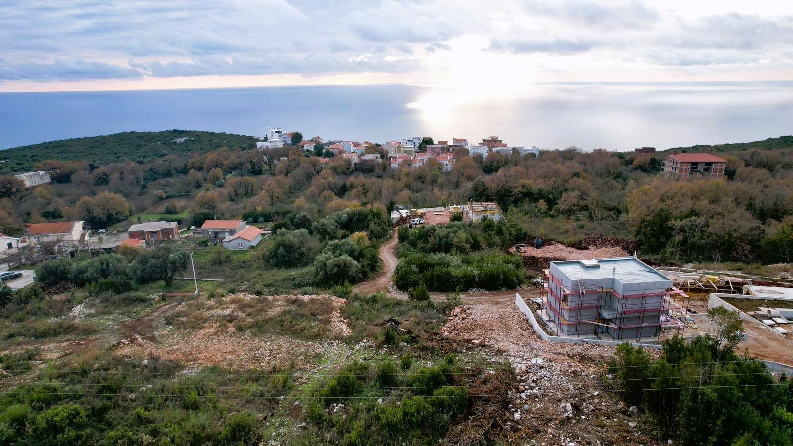 amforaproperty.com/Urbanizovan plac 480m2 sa pogledom na more- Krimovica,Kotor