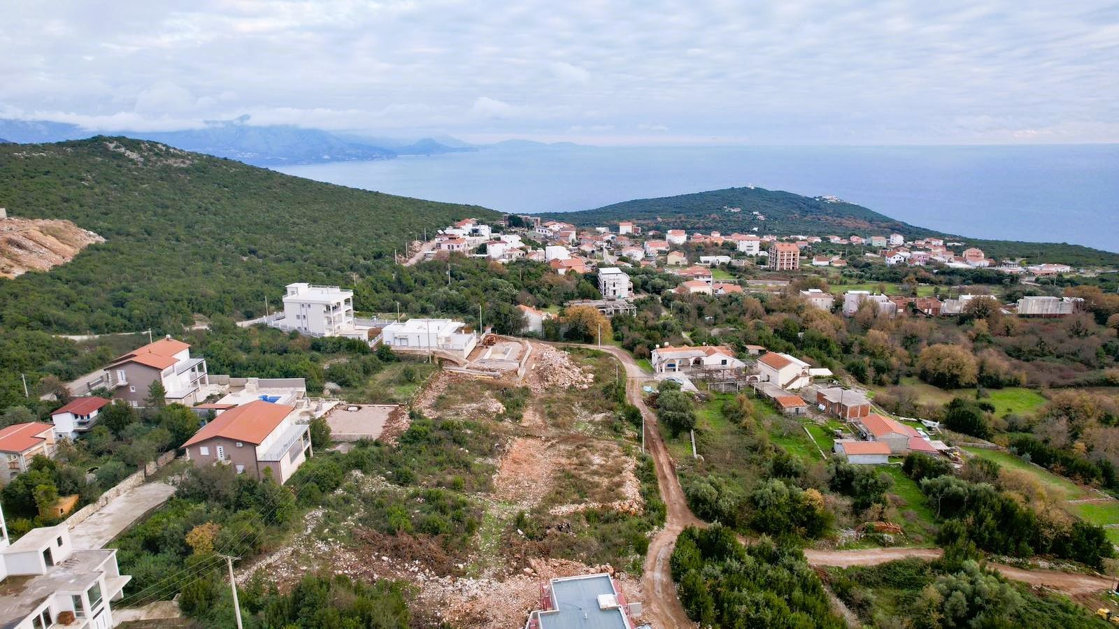 amforaproperty.com/Urbanizovan plac 480m2 sa pogledom na more- Krimovica,Kotor