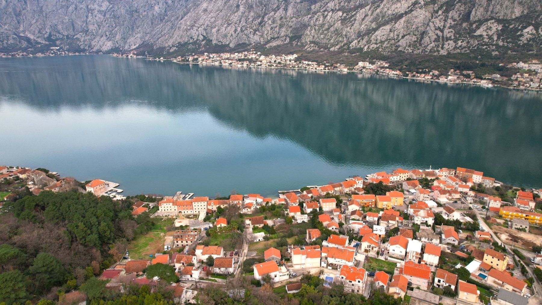 amforaproperty.com/Urbanizovan plac 585m², 50m od mora, sa kućom za renoviranje i pogledom na more – Prčanj, Kotor