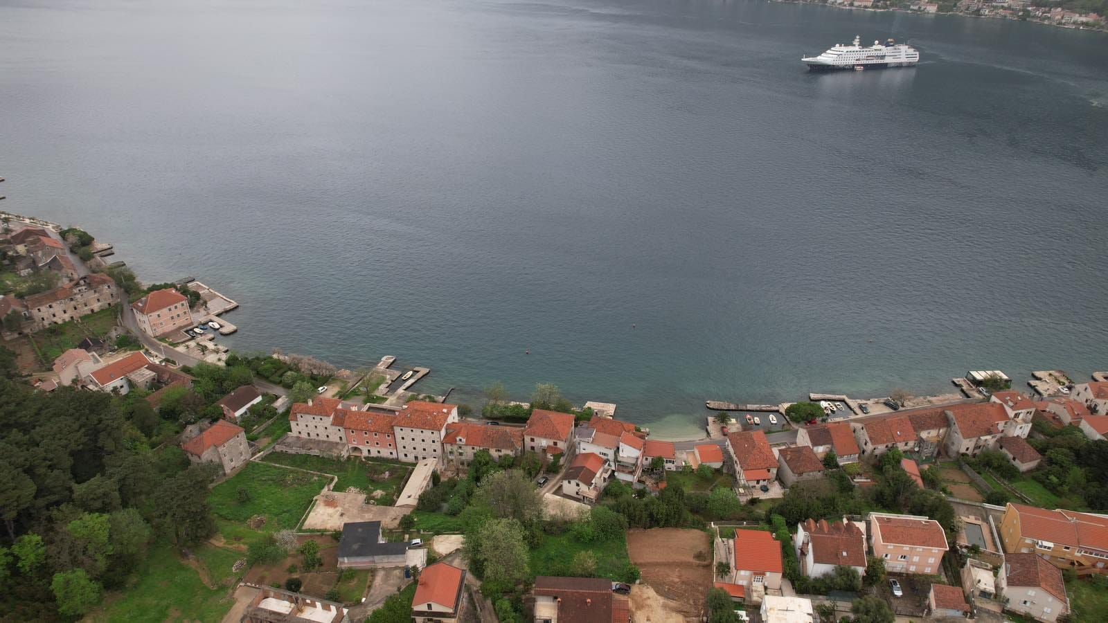 amforaproperty.com/Urbanizovan plac 585m², 50m od mora, sa kućom za renoviranje i pogledom na more – Prčanj, Kotor