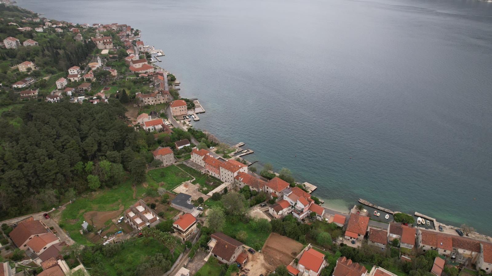amforaproperty.com/Urbanizovan plac 585m², 50m od mora, sa kućom za renoviranje i pogledom na more – Prčanj, Kotor