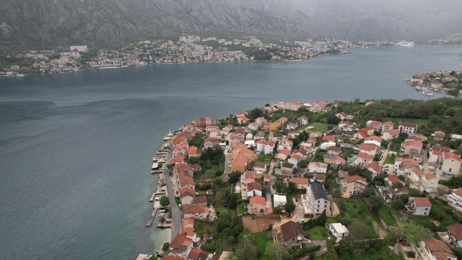amforaproperty.com/Urbanizovan plac 585m², 50m od mora, sa kućom za renoviranje i pogledom na more – Prčanj, Kotor