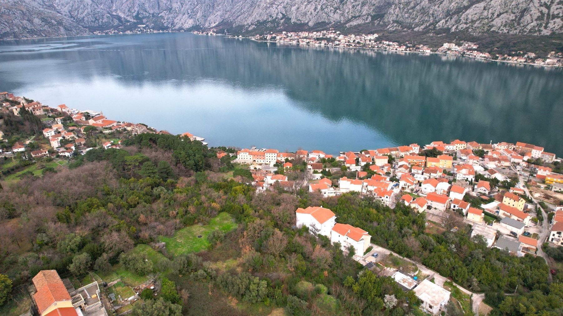 amforaproperty.com/Urbanizovan plac 585m², 50m od mora, sa kućom za renoviranje i pogledom na more – Prčanj, Kotor