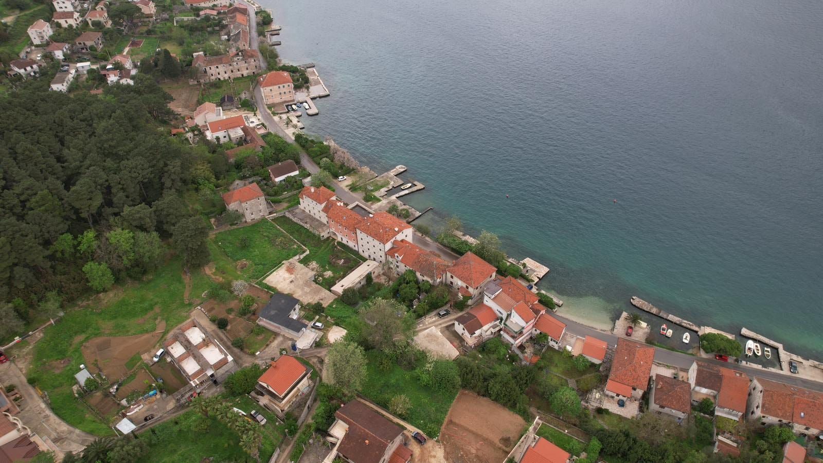 amforaproperty.com/Urbanizovan plac 585m², 50m od mora, sa kućom za renoviranje i pogledom na more – Prčanj, Kotor