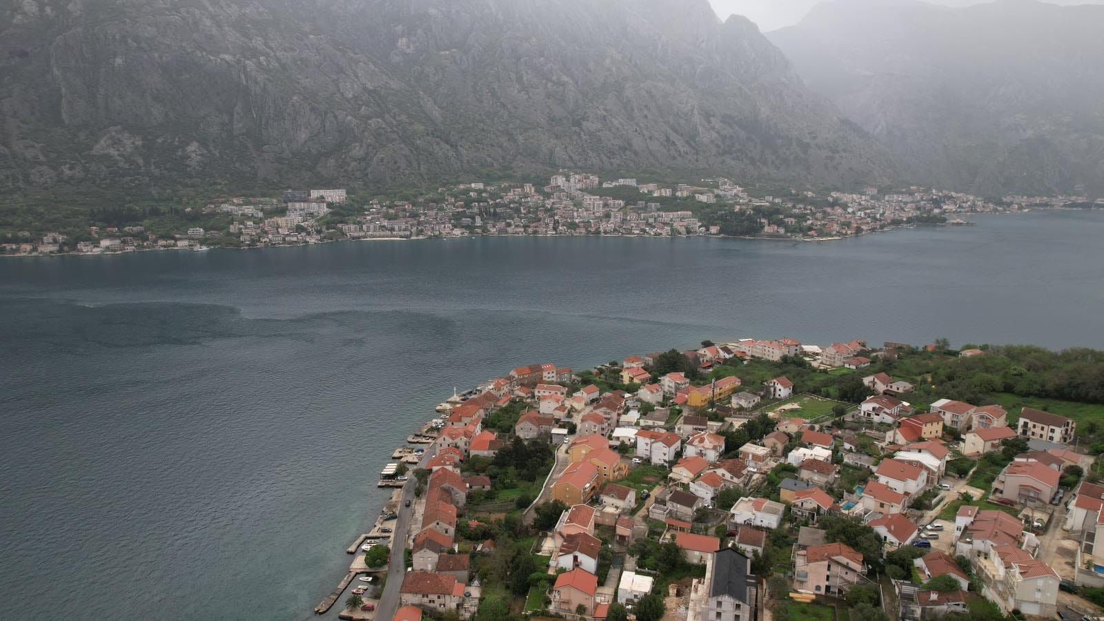amforaproperty.com/Urbanizovan plac 585m², 50m od mora, sa kućom za renoviranje i pogledom na more – Prčanj, Kotor